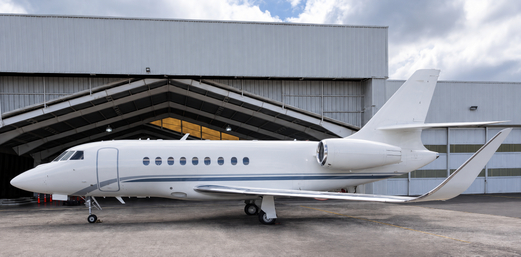 Dassault Falcon 2000LXS · exterior photograph